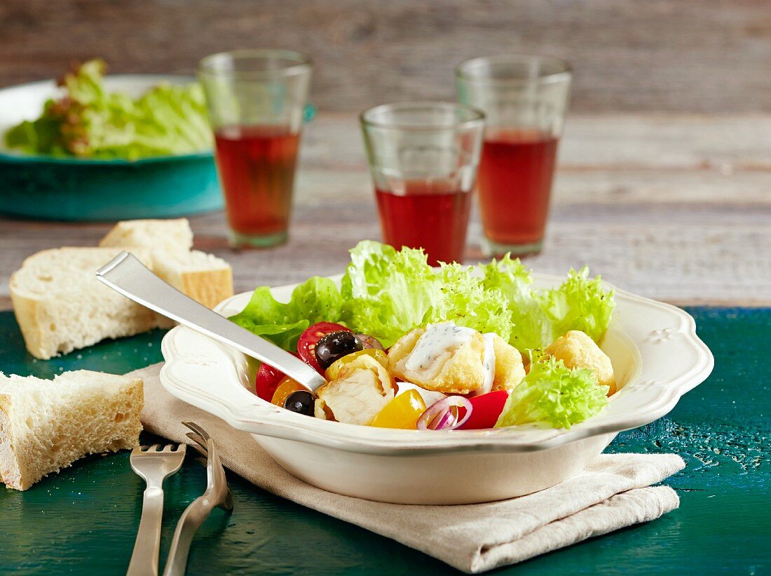 Gebackener Dorsch mit Salat und Kräuterremoulade