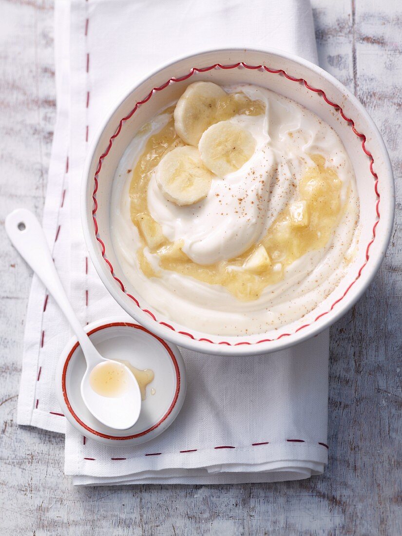 Bananenjoghurt im Schälchen (Aufsicht)