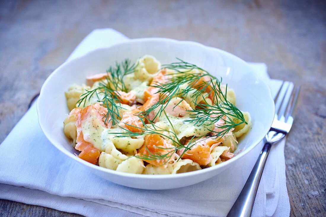 Shell pasta with salmon and dill