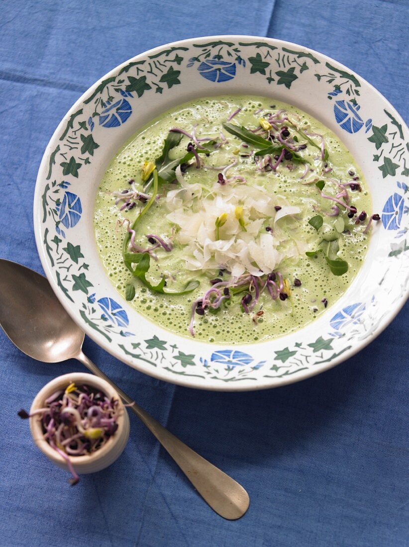 Raukesuppe mit Radieschensprossen