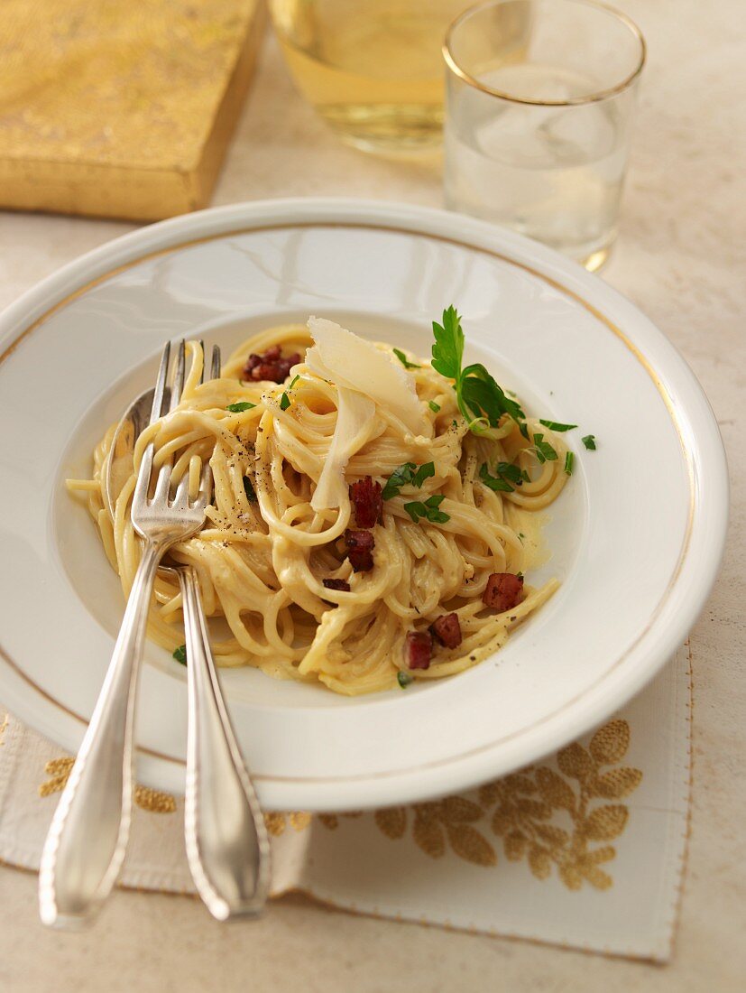 Spaghetti alla carbonara (Spaghetti mit Ei und Speck, Italien)