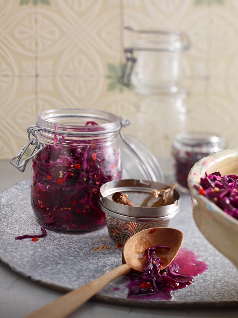 Pickled cabbage (Würzig eingelegter Rotkohl, England)