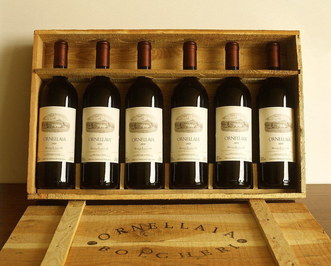Holzkiste mit sechs Flaschen 1989-er Ornellaia (Toskana)
