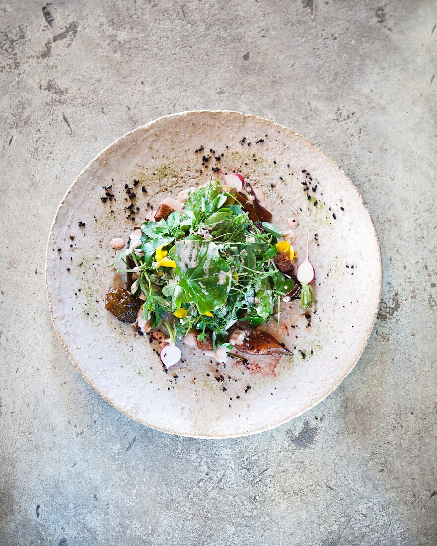 Mixed leaf salad with cactus figs