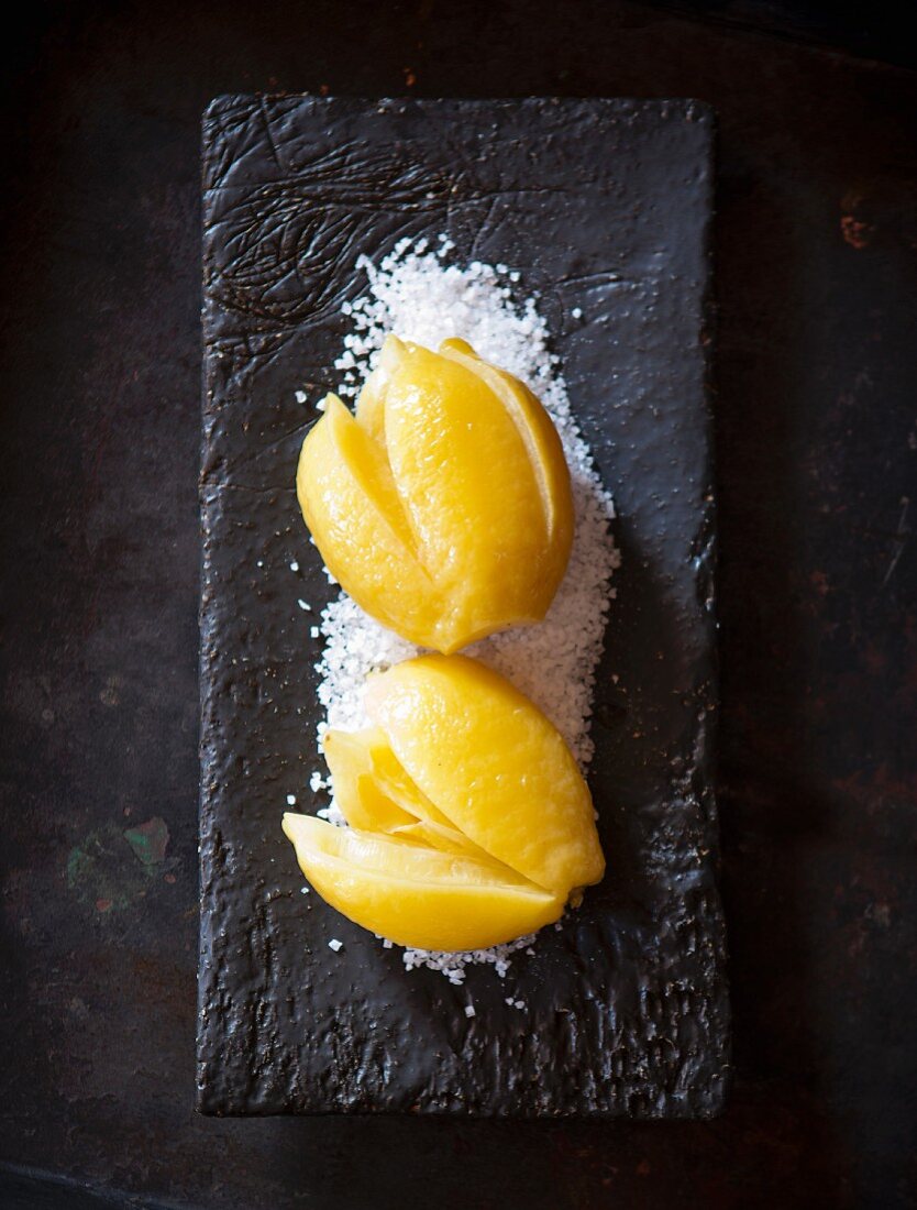 Salzzitronen mit Zitronenverbene