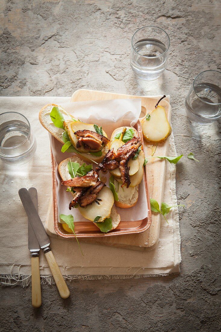 Open sandwiches with pears and crispy pork belly