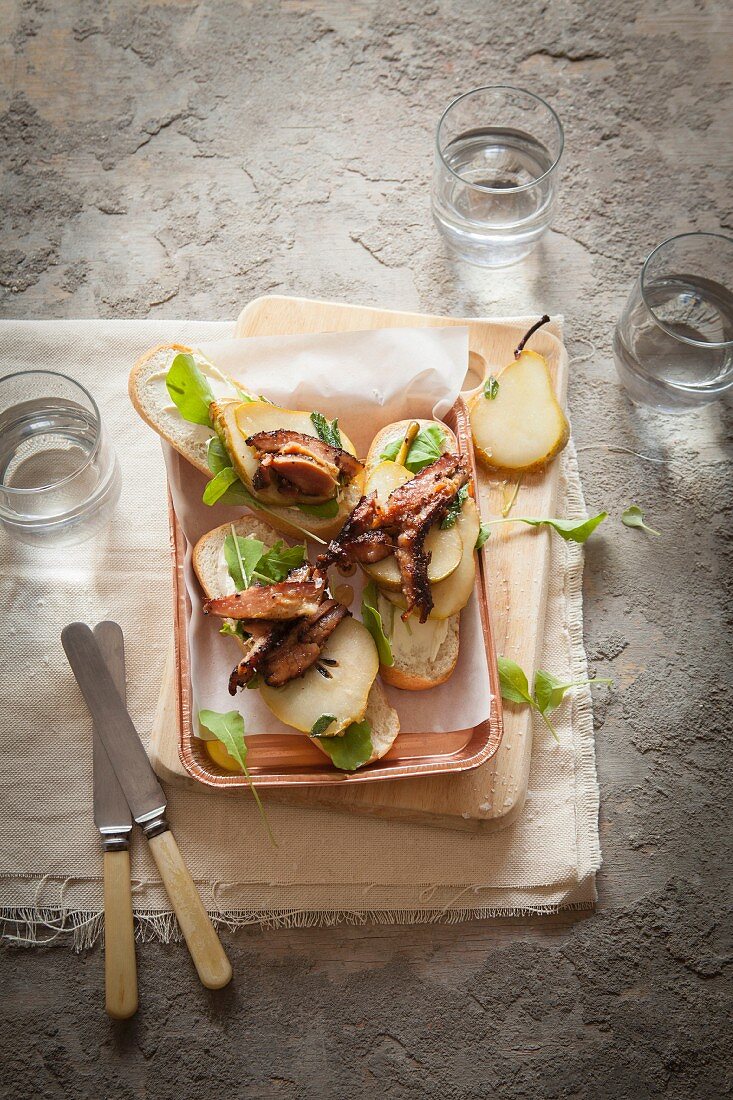 Sandwich mit Birne und knusprigem Bauchspeck