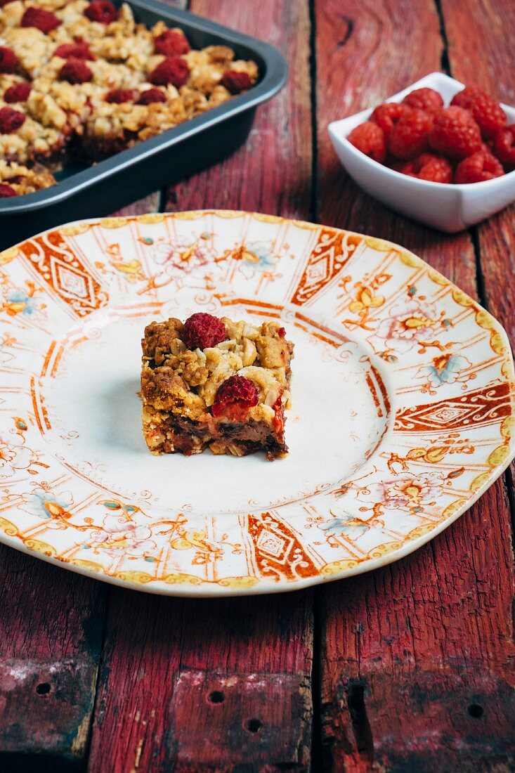 Müslischnitten mit Himbeeren und Schokolade