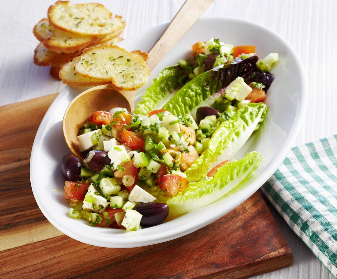 Hirtensalat (Romanasalat mit Gurken, Tomaten, Oliven, Feta und Salbeibrotchips)