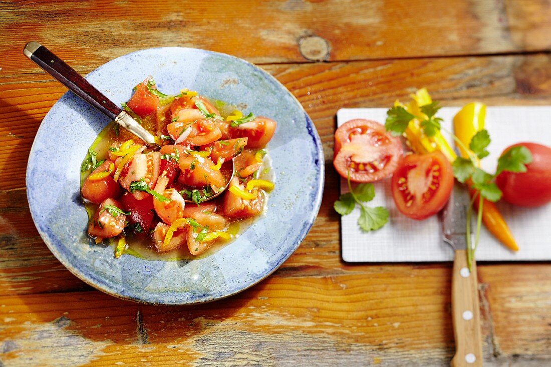 Ensalada de jitomate con chiles-Tomatensalat mit Chili aus Mexiko