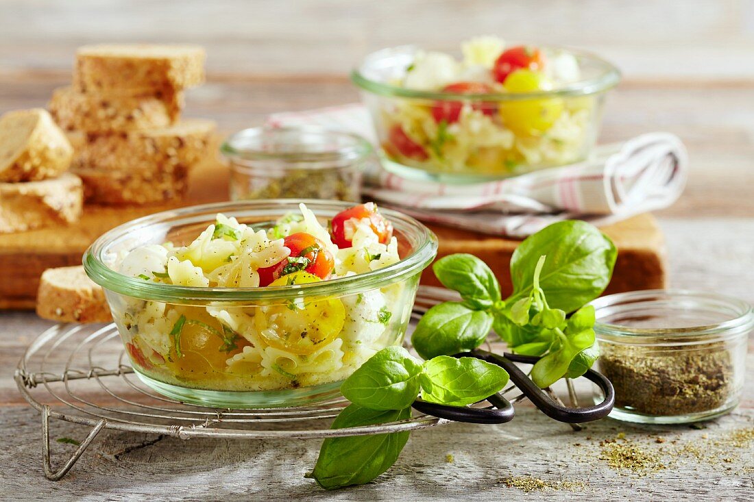 Farfalle-Salat mit Minimozzarella und Kirschtomaten