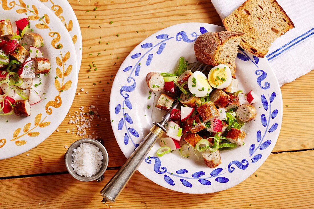 Nuremberg sausage salad with radishes and egg