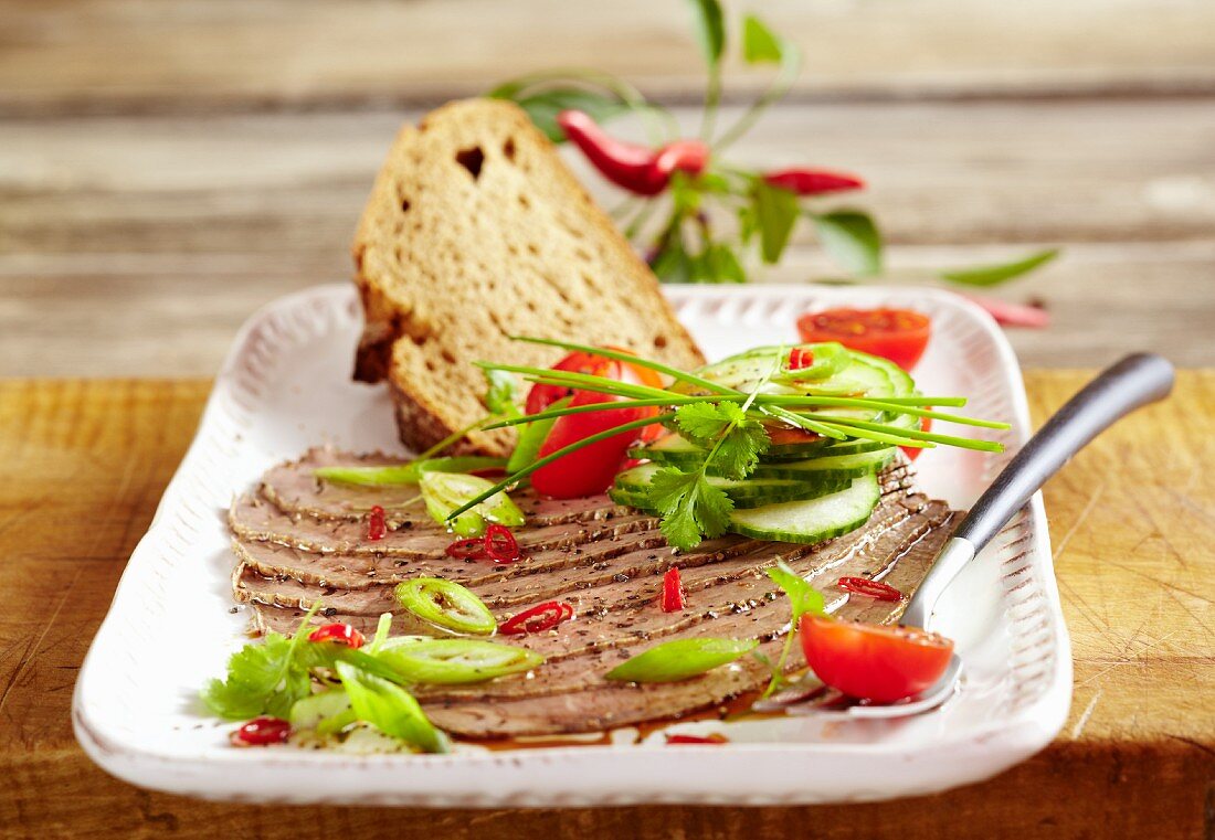 Asiatischer Rindfleischsalat mit Frühlingszwiebeln und Chilies