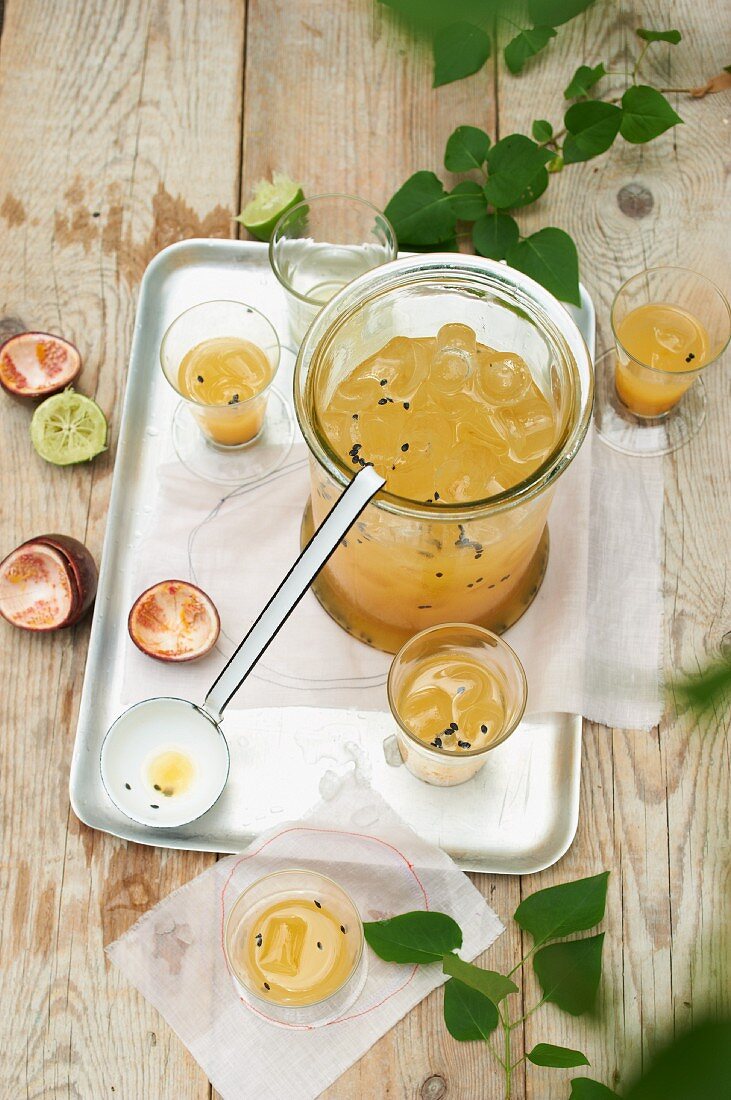 Maracujabowle mit Zitronengras auf Tisch im Freien