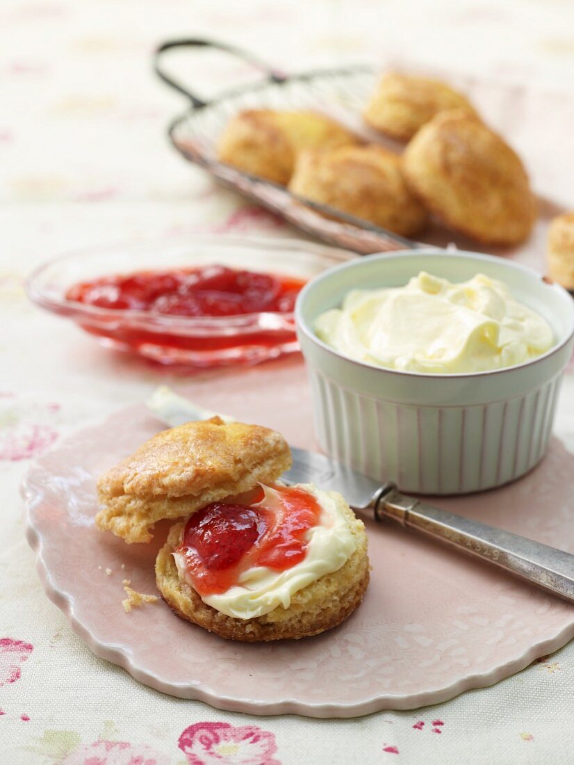 Scones mit Clotted Cream & Erdbeermarmelade (England)