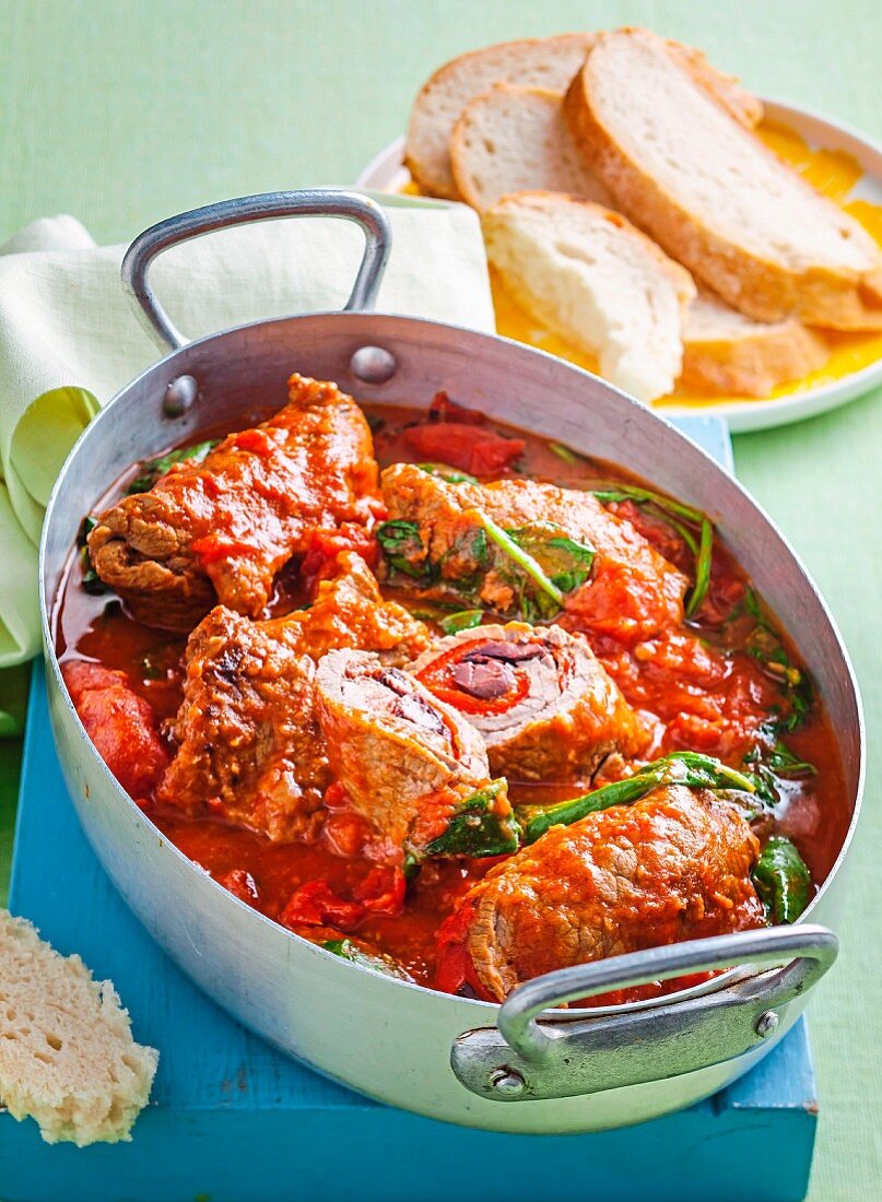 Gefüllte Rindfleischröllchen in Tomatensauce (Italien)