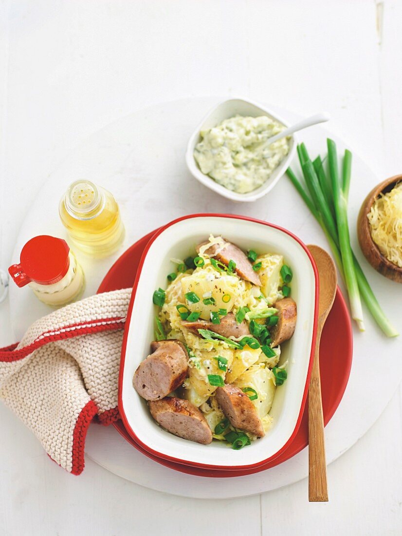 Kartoffelsalat mit Sauerkraut & Bratwurstscheiben