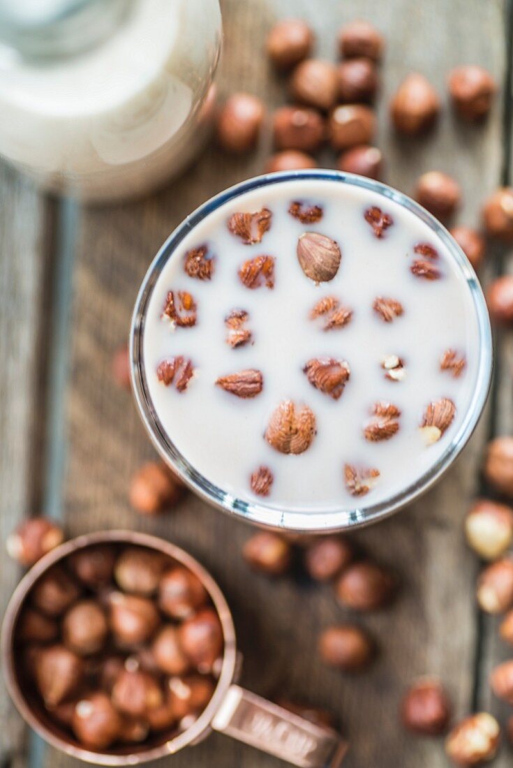 Haselnussdrink im Glas mit Haselnusskernen