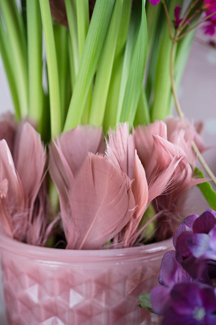 Altrosa Federschmuck in Retro Übertopf mit Blumenstengel