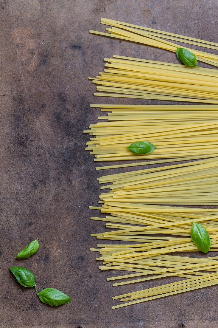 Spaghetti und frisches Basilikum (Draufsicht)