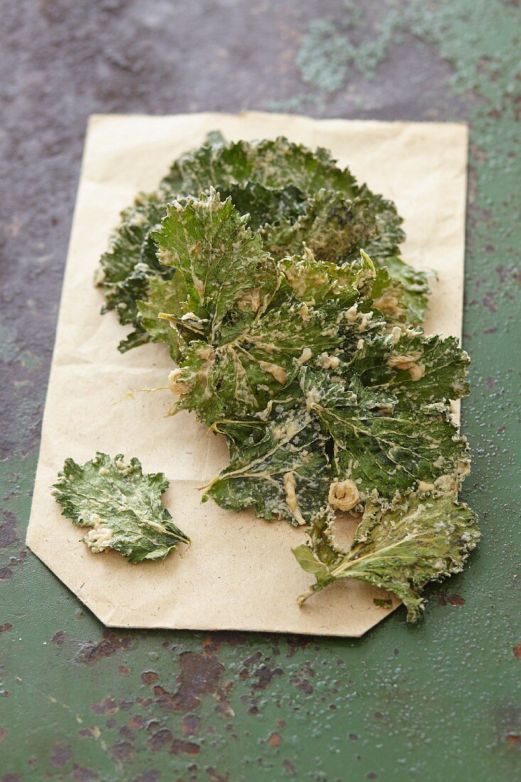 Kale crisps with onions and vinegar