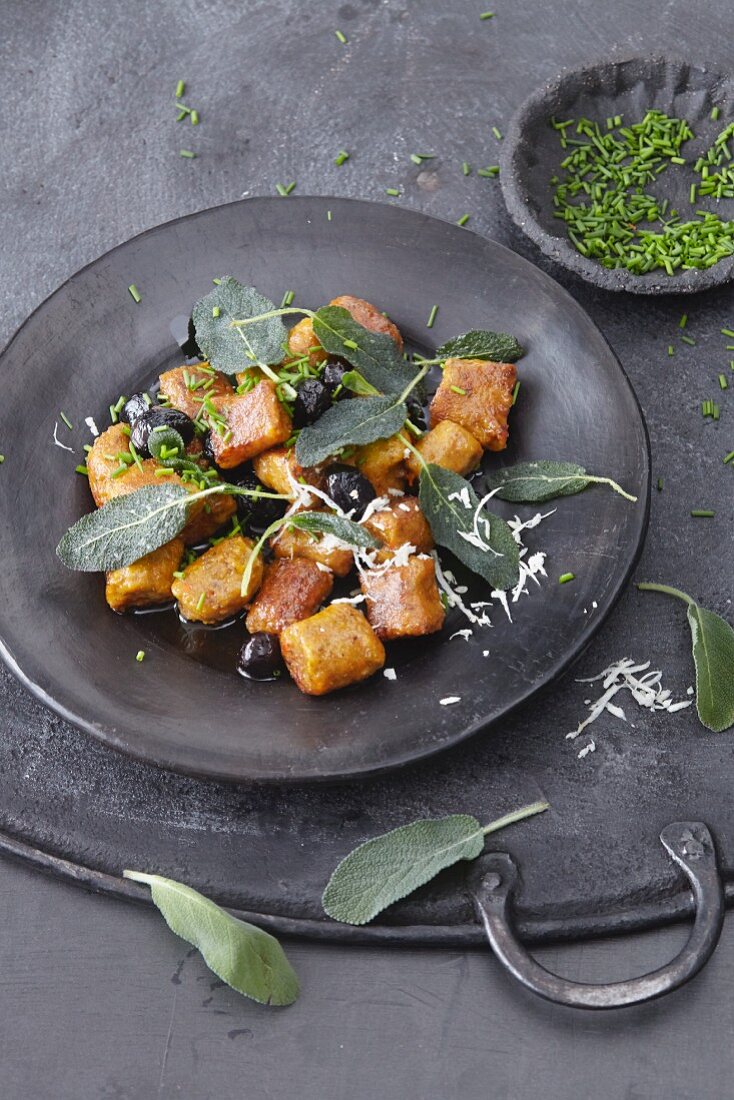 Vegane Kürbisgnocchi mit Chiasamen & Salbei