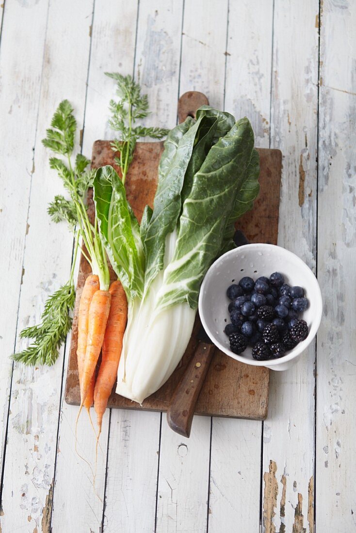 An arrangement of fruit and vegetables (seen from above)