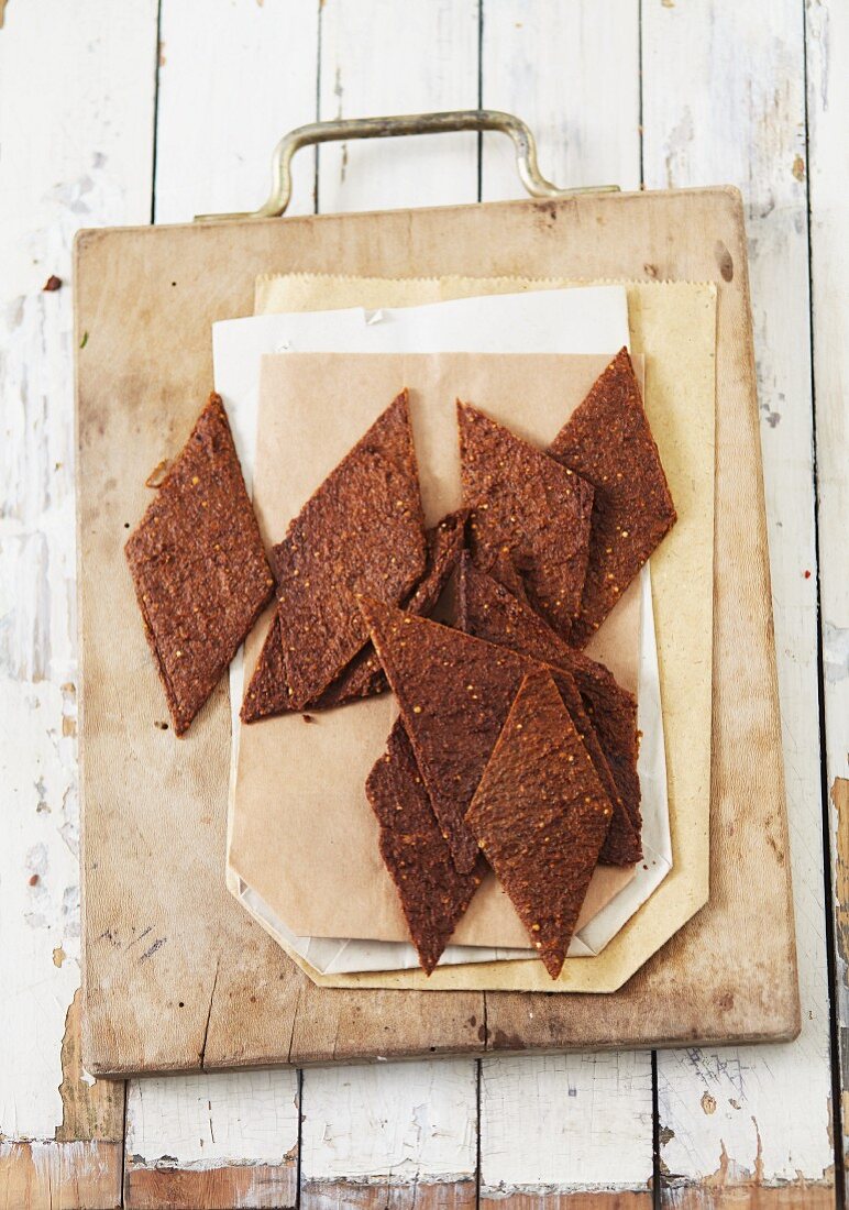 Rohes, rautenförmiges Früchtebrot mit Carob