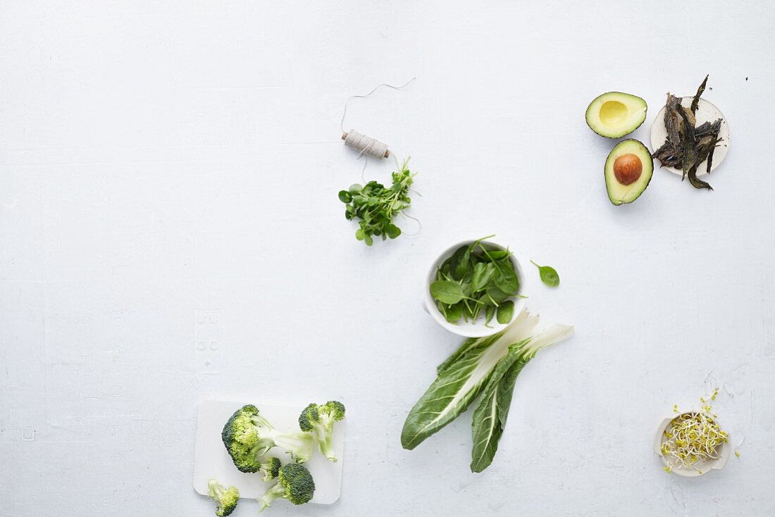 Superfoods: an arrangement of green vegetables (seen from above)