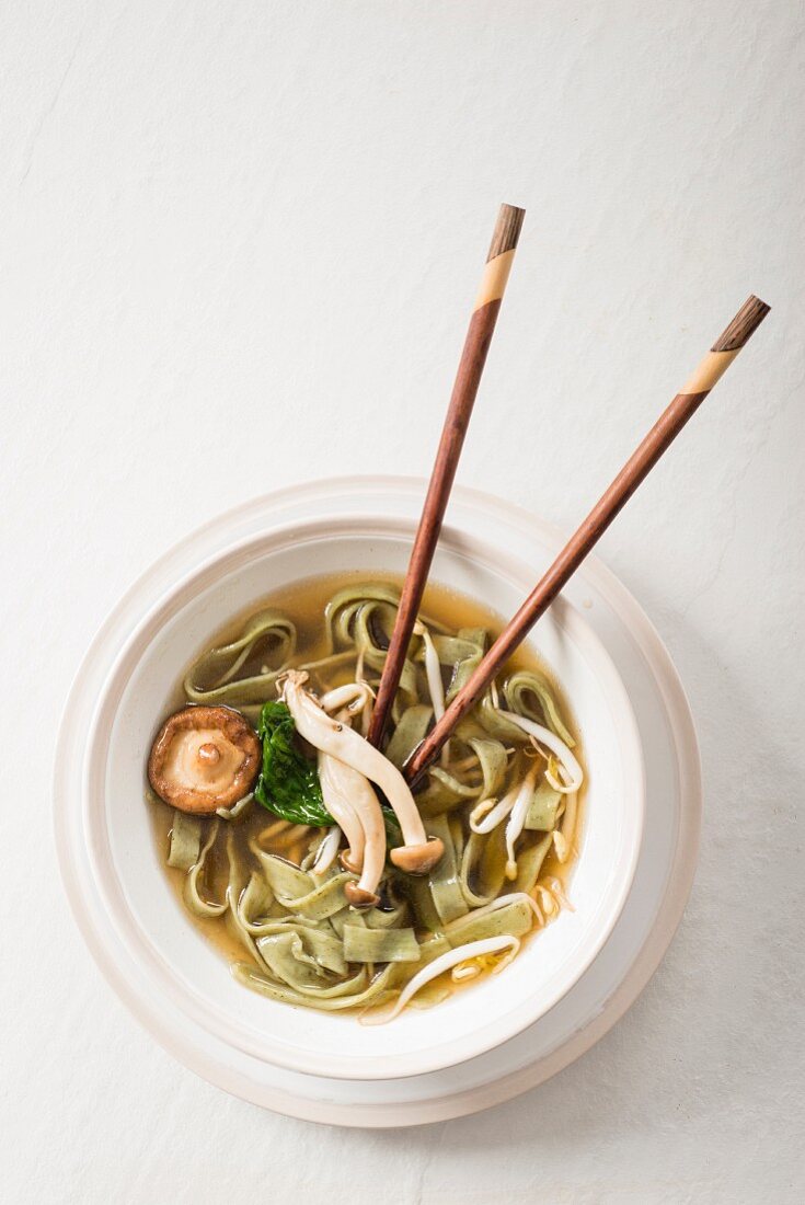 Japanische Nudelsuppe mit Pilzen und frischen Spinatnudeln