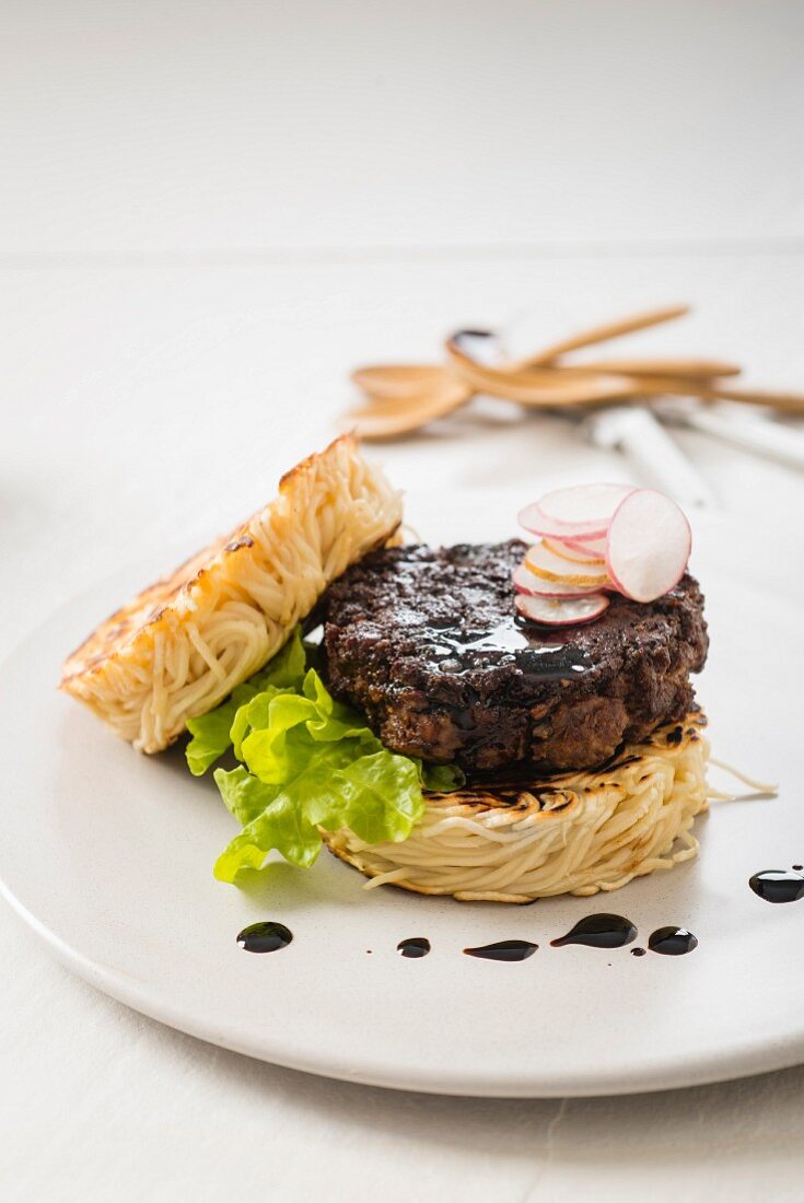 Miso-Hamburger mit gebratenen Ramen-Nudeln