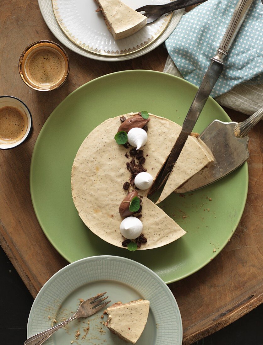 Moussetorte, angeschnitten, mit Kaffee