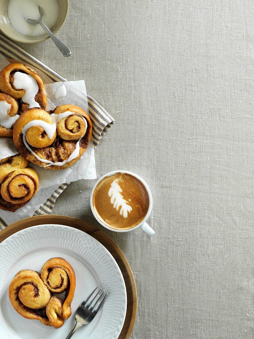 Zimtschnecken und Cappuccino