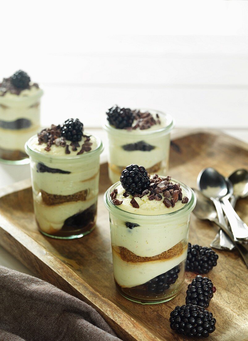 Brombeer-Tiramisu mit dunkler Schokolade und frischen Brombeeren