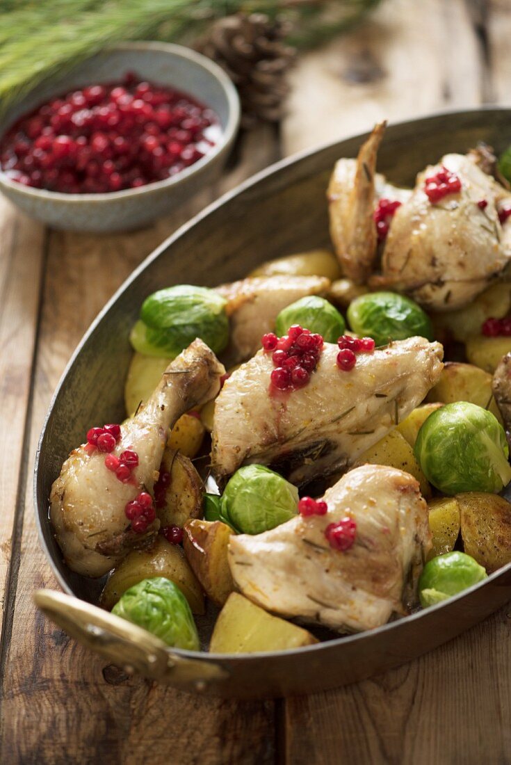 Hähnchenteile mit Rosenkohl und Preiselbeeren