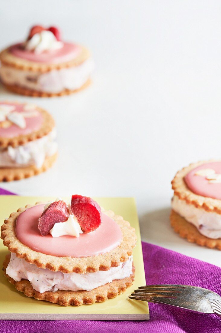 Biscuit sandwiches with rhubarb cream