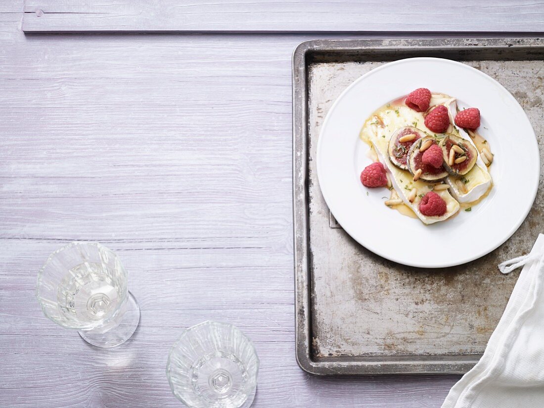 Gratinated brie with fresh figs, raspberries and honey (low carb)