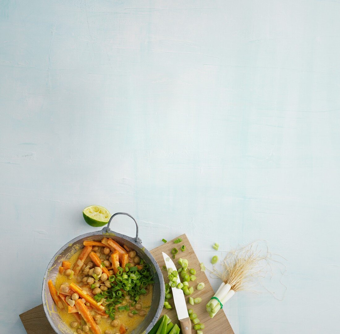 Kichererbsen-Möhren-Curry mit Frühlingszwiebeln