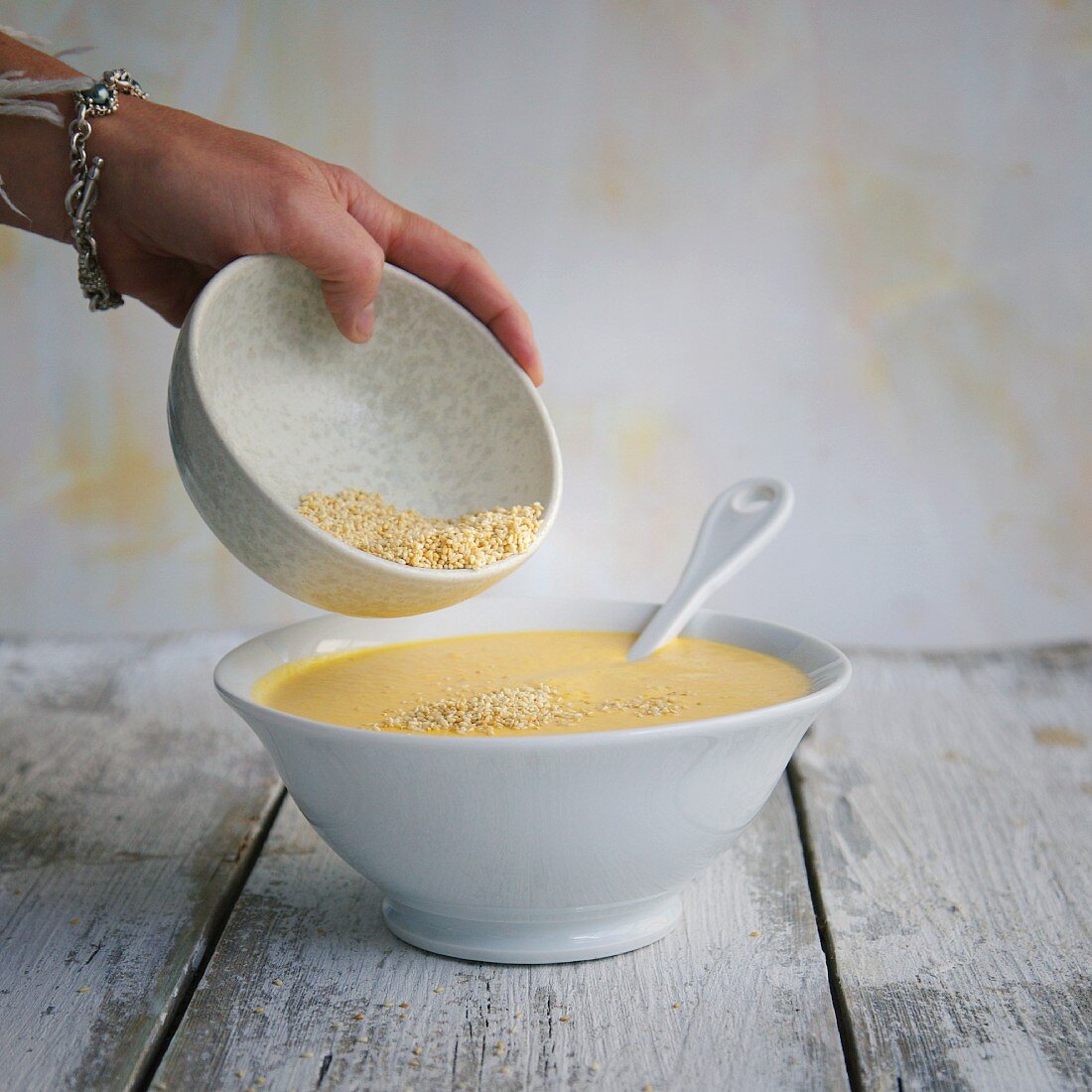 Möhren-Tahin-Suppe mit gerösteten Sesamsamen bestreuen