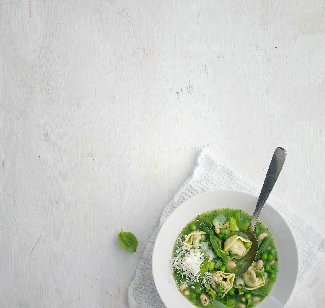 Sommerliche Minestrone mit grünem Gemüse & Tortellini