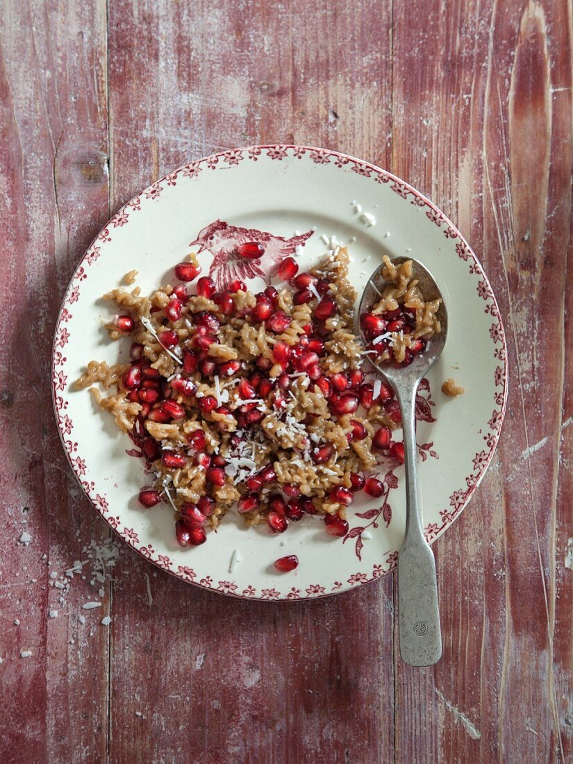 Veganer Frühstückreis mit Granatapfelkernen