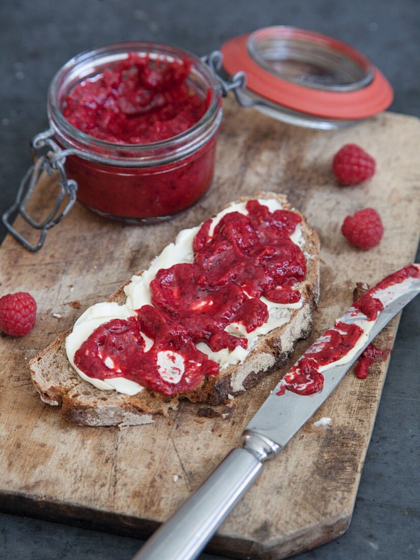 Vegan berry spread with maple syrup and vanilla