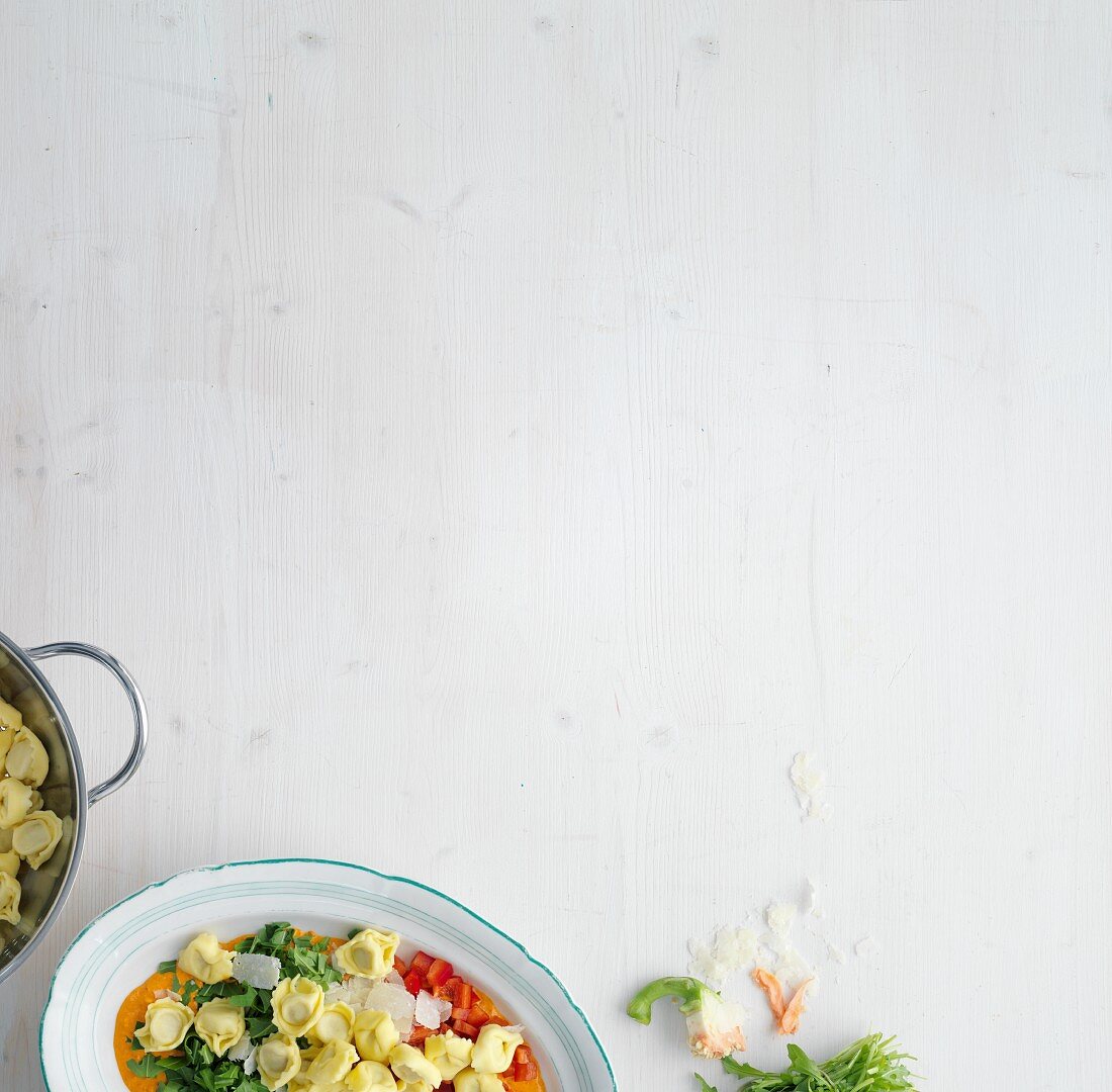 Tortellini mit Tomaten, Rucola und Parmesan