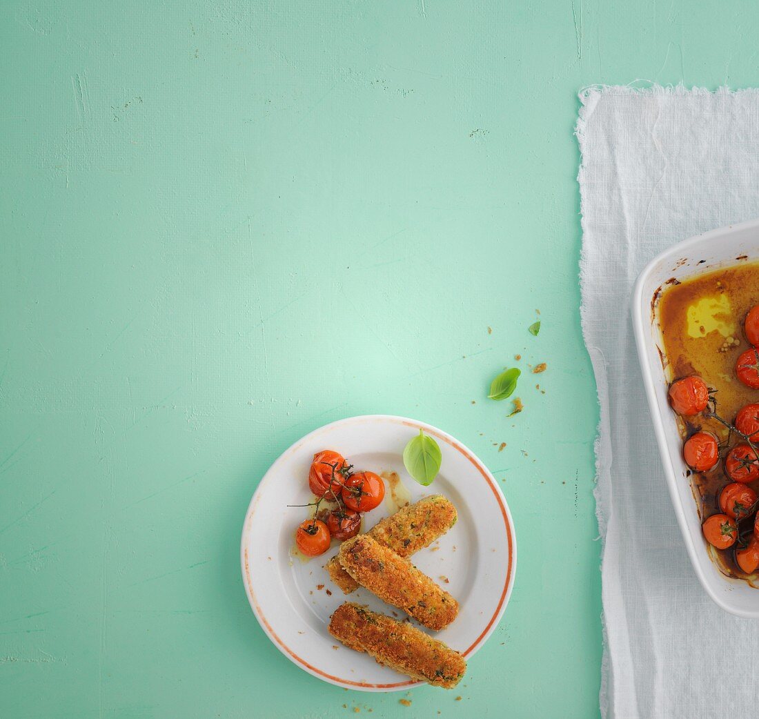 Zucchini-Kroketten mit würzigem Feta und gebratenen Kirschtomaten