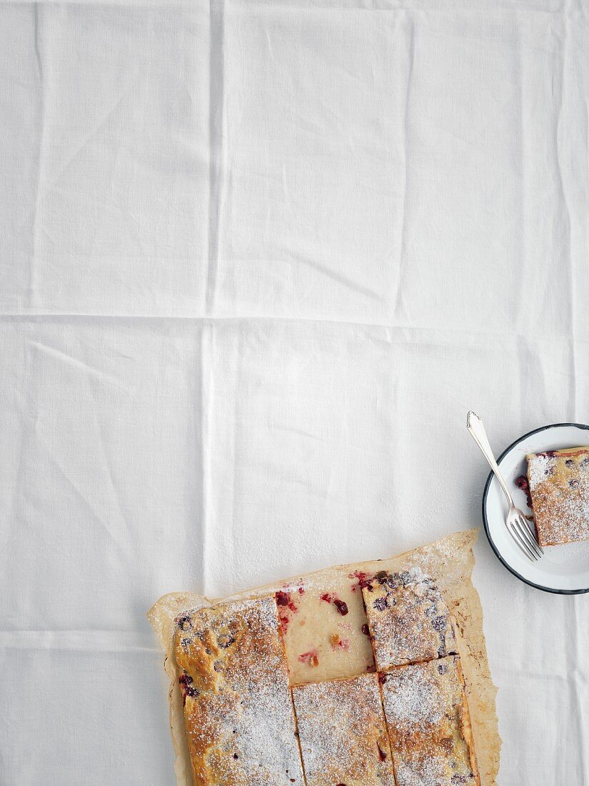 Quick cherry cake with icing sugar