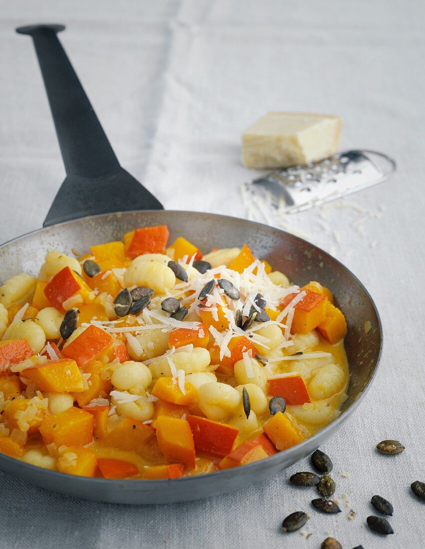 Gnocchi mit Kürbis in Sahnesauce mit Kürbiskernen und Parmesan