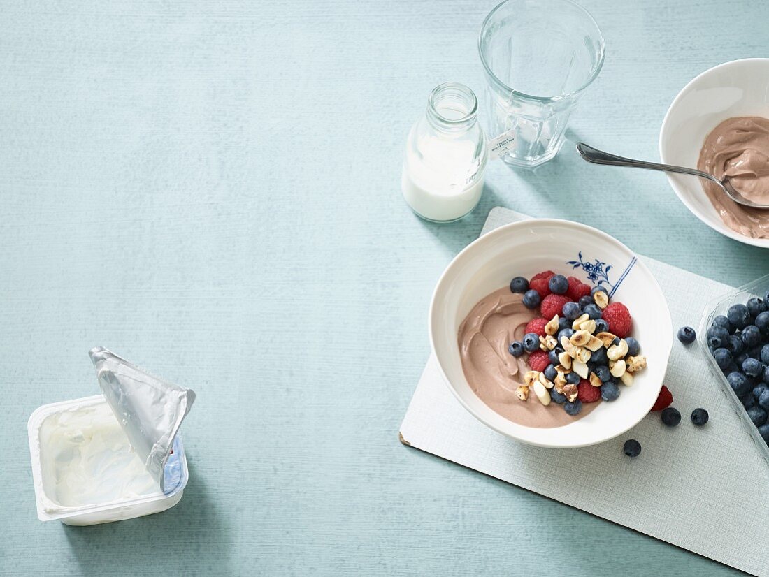 Chocolate and tonka bean quark with berries (low carb)