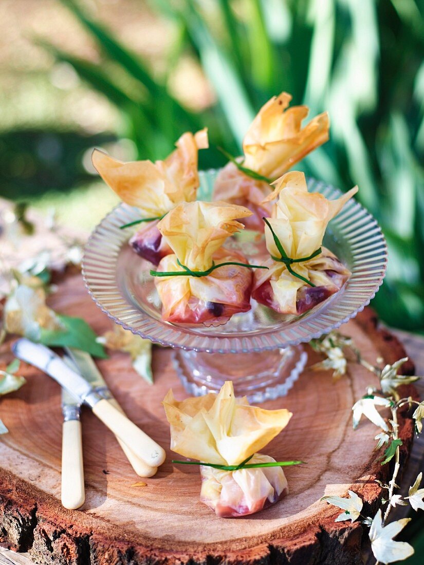 Filoteigtäschchen mit Cranberries und Camembert