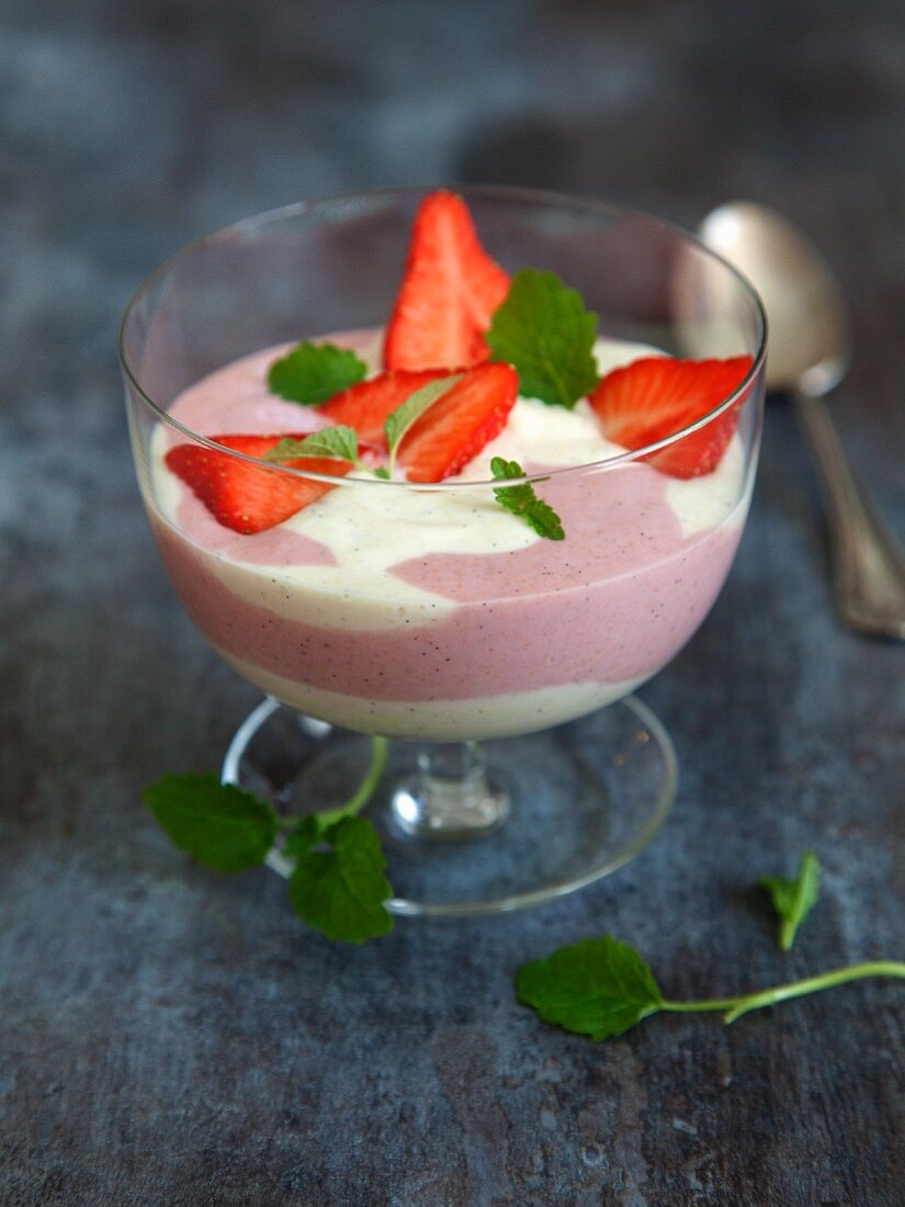Vegane Hirsecreme mit Vanille und frischen Erdbeeren
