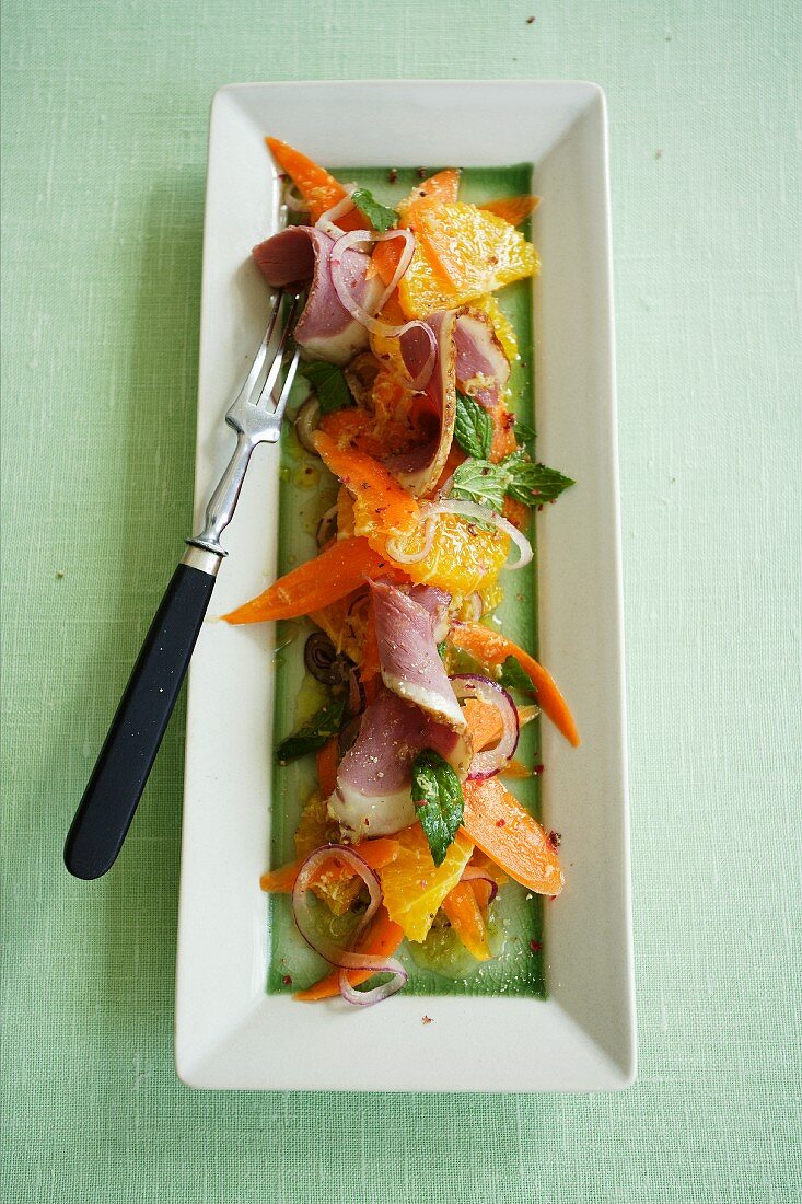 Orangen-Karotten-Salat mit geräucherter Entenbrust und Ingwer-Vinaigrette
